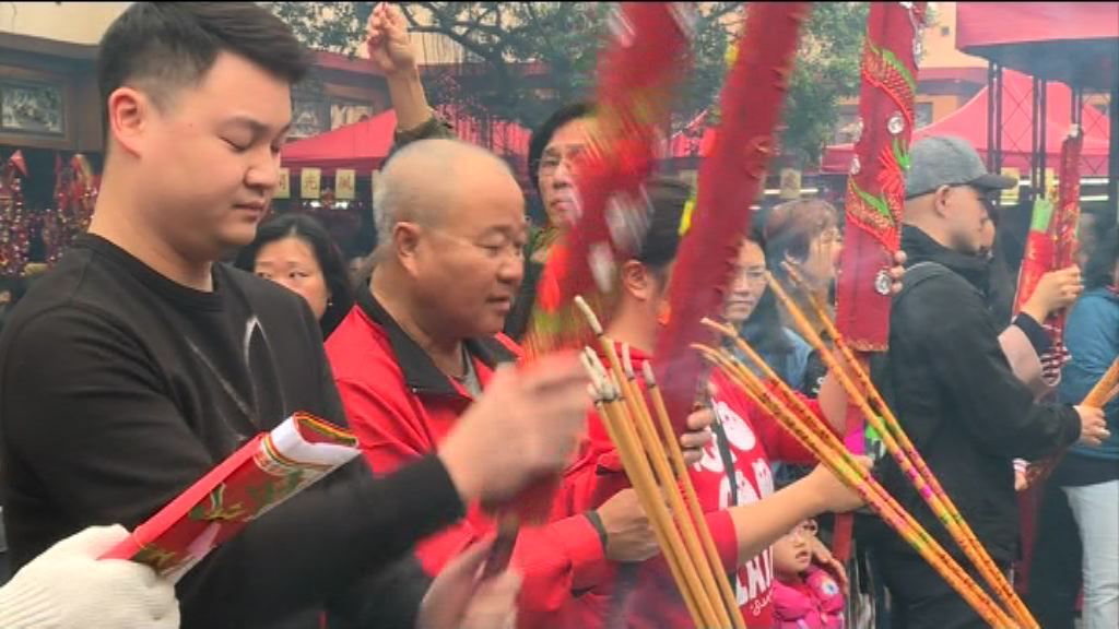 大批善信趁車公誕到車公廟祈福