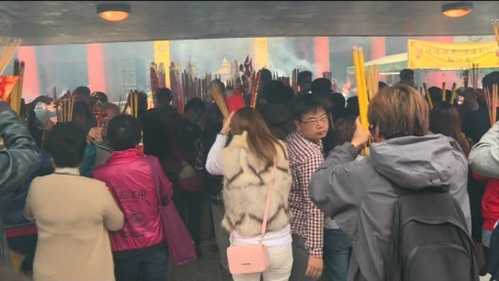 善信到車公廟祈求新特首減爭拗