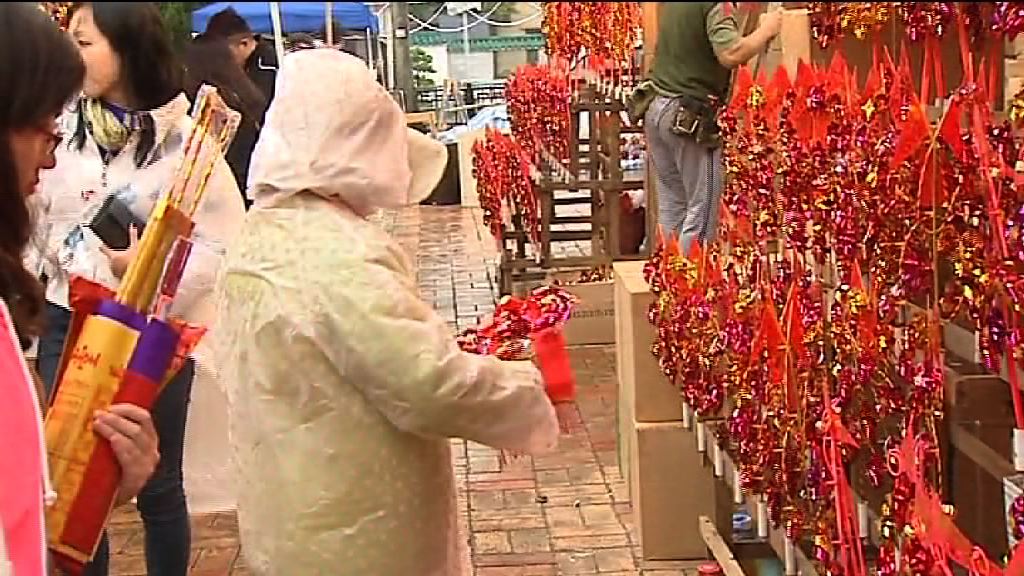 車公廟大批善信參拜祈福買風車