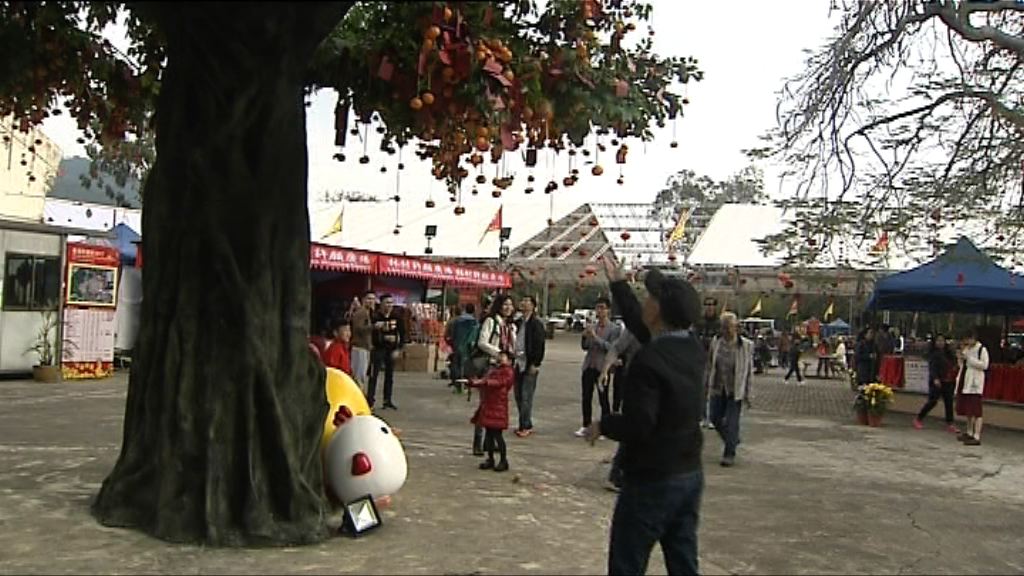 市民到林村拋寶牒許願　張建宗即席揮毫