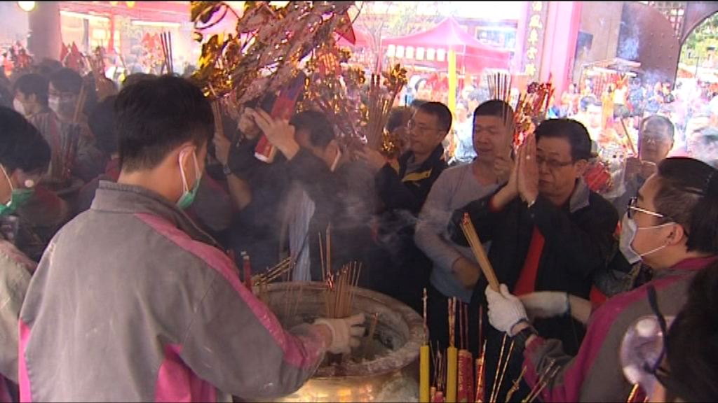 大批市民到車公廟參拜