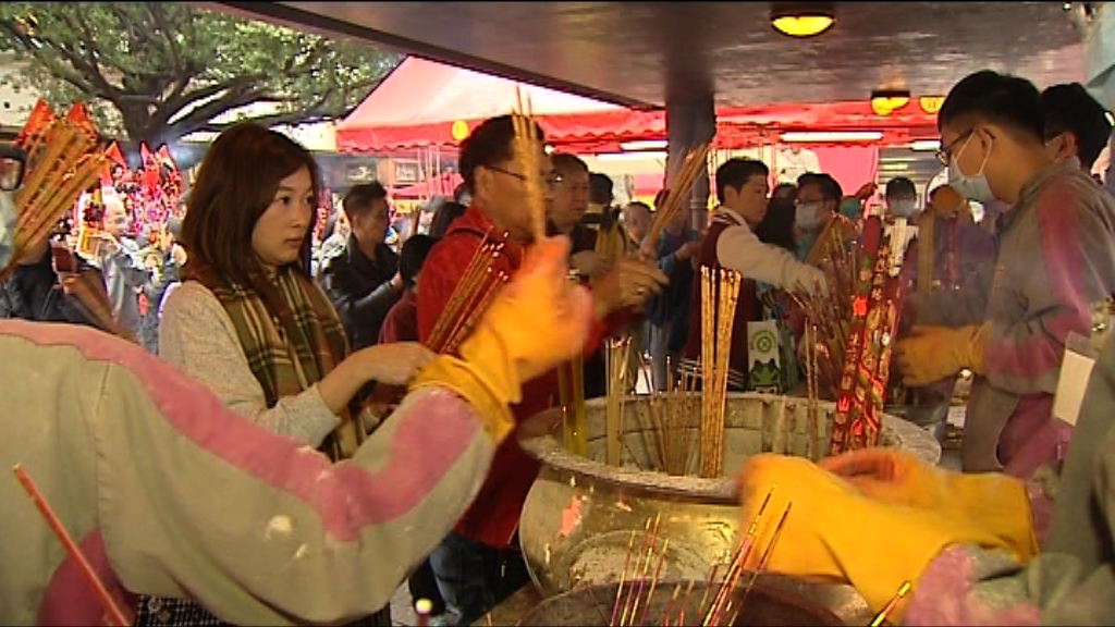 大批市民按傳統年初三到車公廟祈福