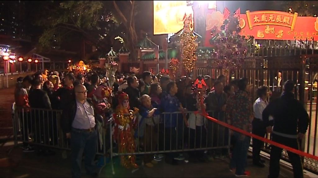 大批善信到黃大仙祠預備上頭炷香