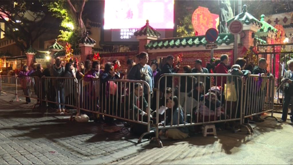 大批善信到黃大仙祠預備上頭炷香