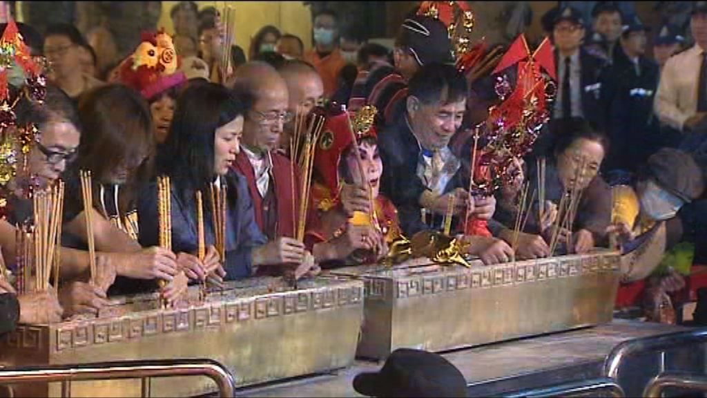 善信搶先上雞年頭炷香祈求平安