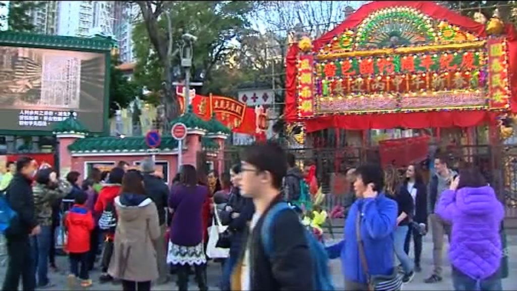 市民下午開始排隊上頭炷香