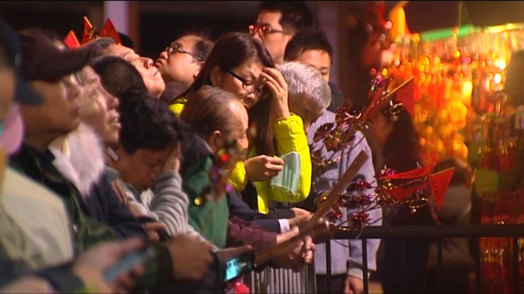 大批善信等候上猴年頭炷香