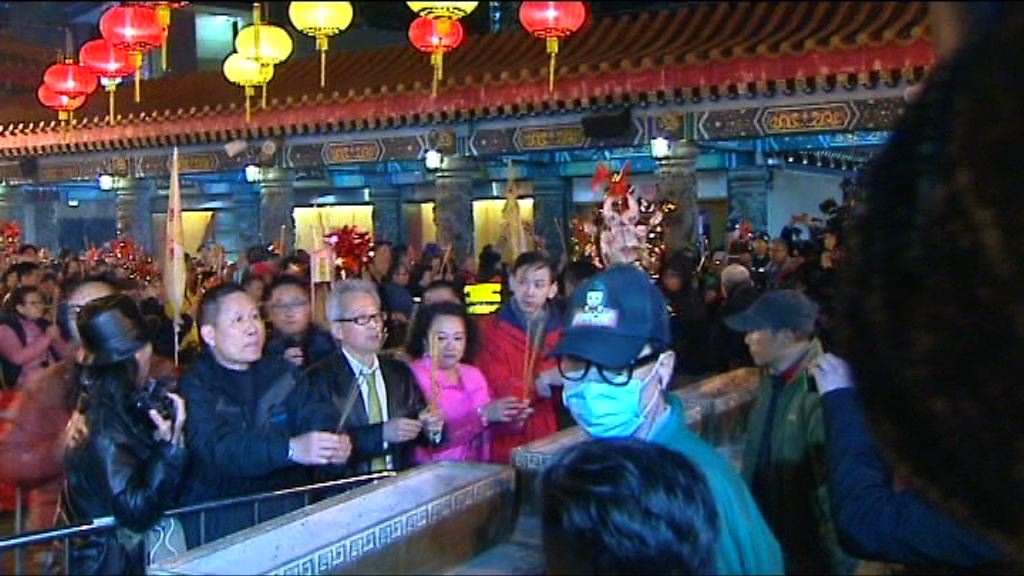 踏入子時大批善信爭上頭炷香