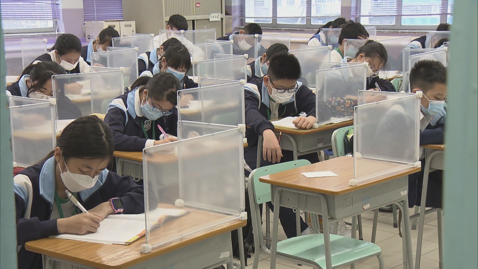 教育局：黃碼師生可上學但不能在校內進行脫掉口罩的活動