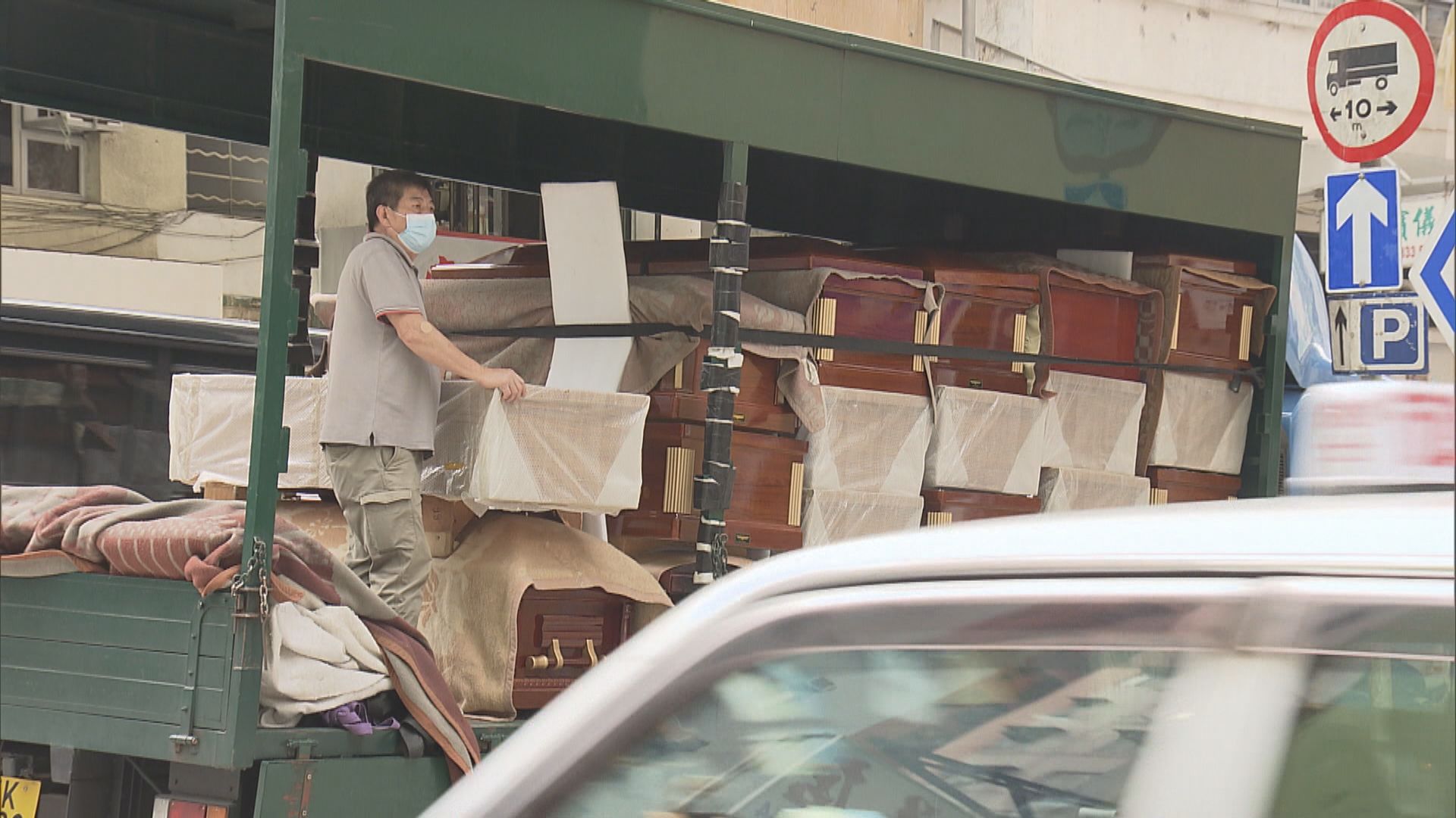 政府安排棺木經水路來港　殯儀業界指效率較低盼助保障陸路運輸