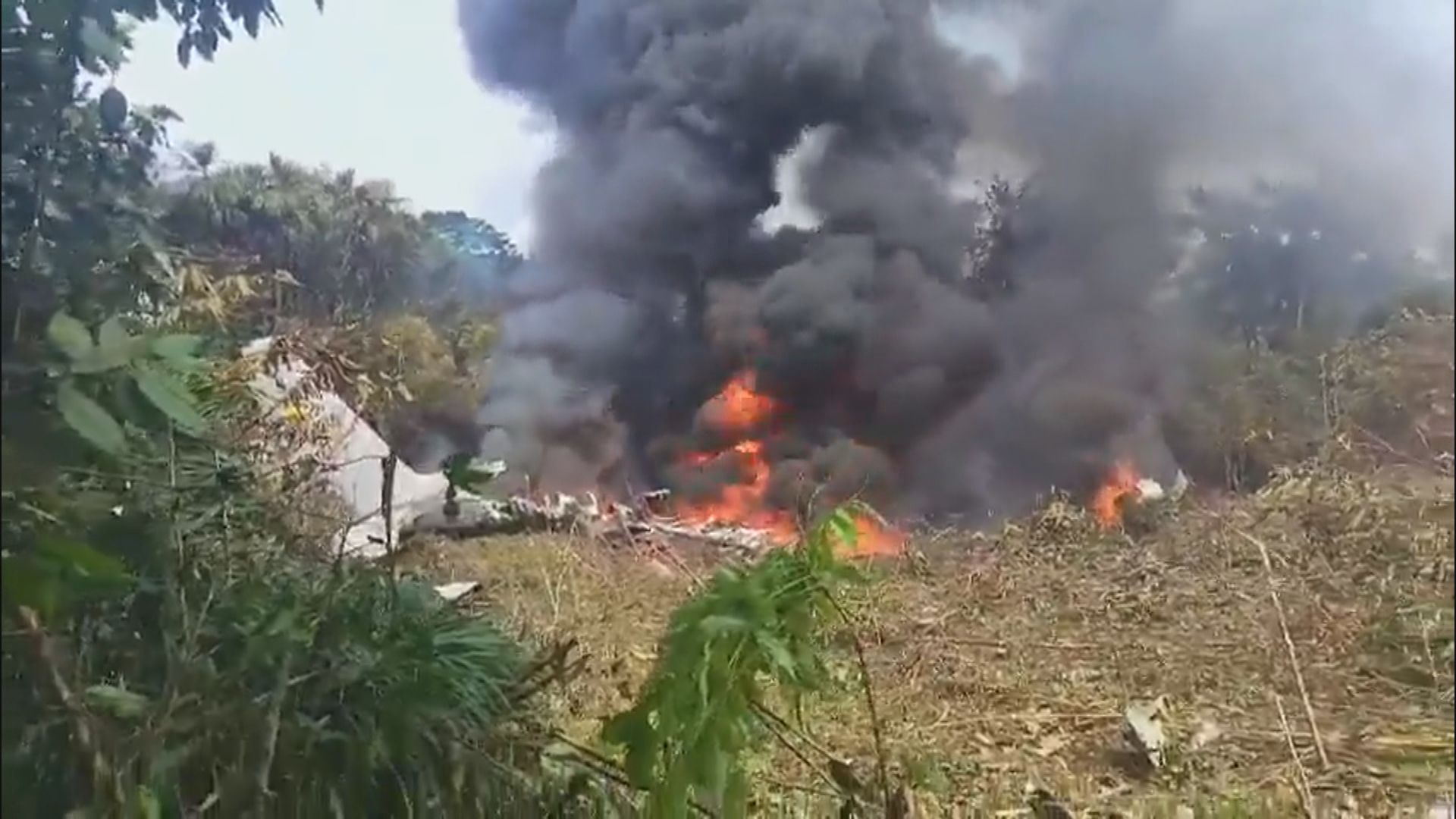 哥倫比亞軍方運輸機墜毀　至少1死逾70傷