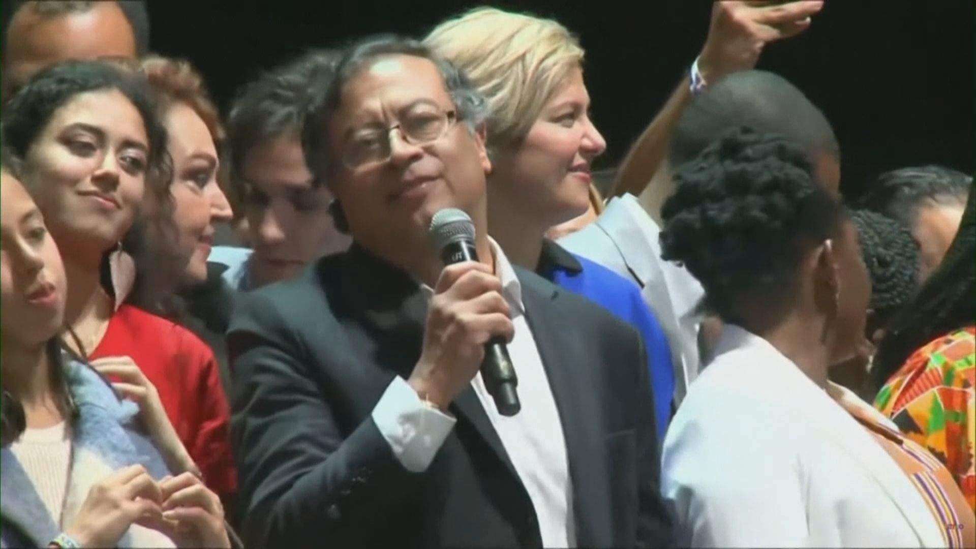 哥倫比亞左翼前游擊隊成員佩特羅當選總統