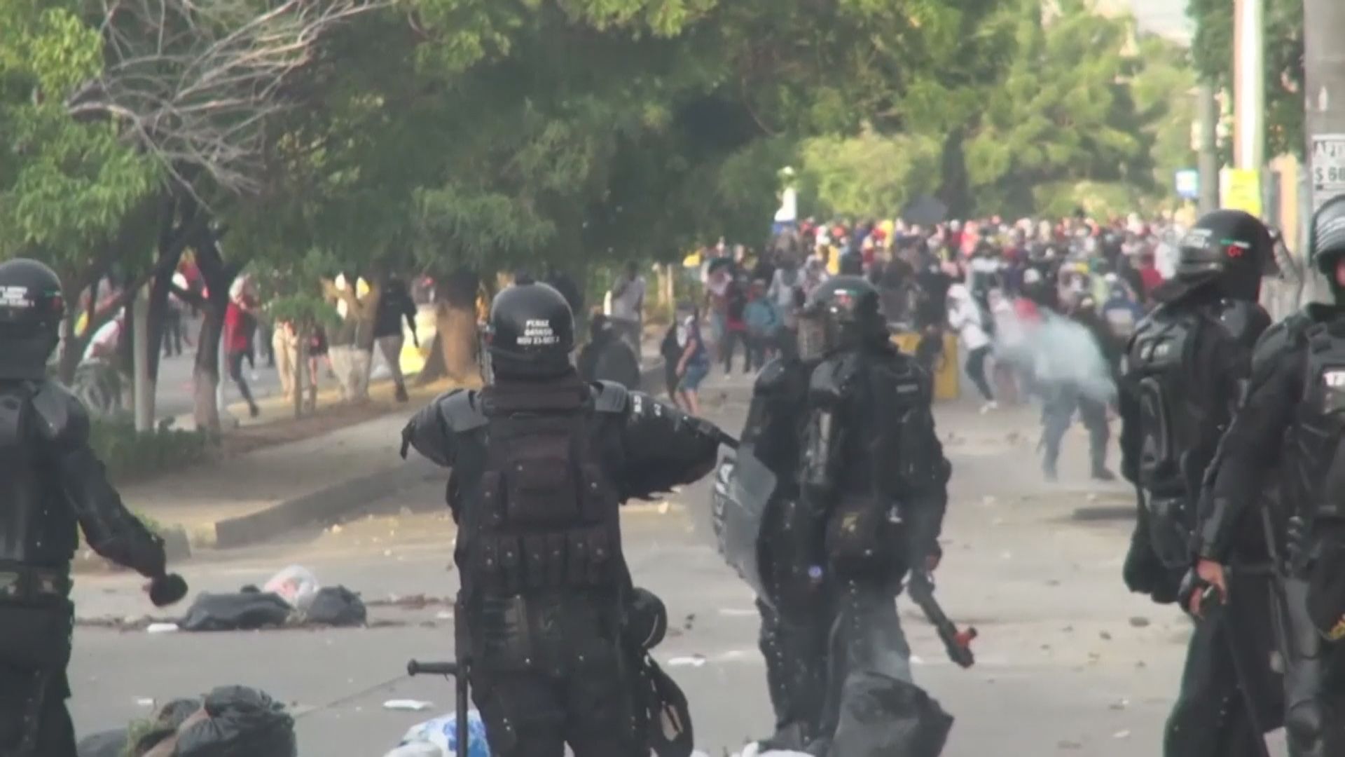 哥倫比亞世界盃外圍賽場外爆警民衝突