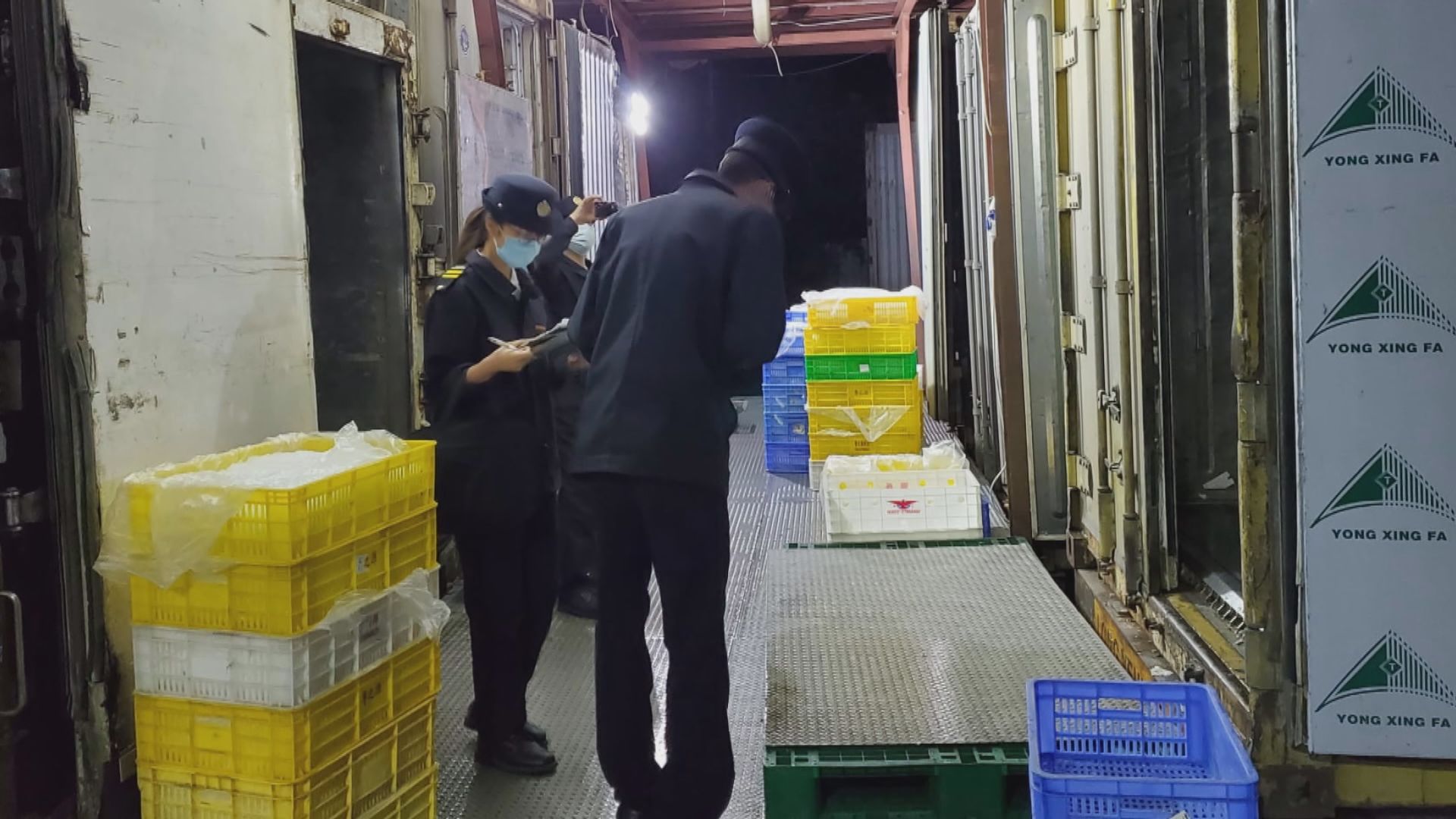 食環署聯同多個部門元朗搗兩個無牌凍房拘兩人