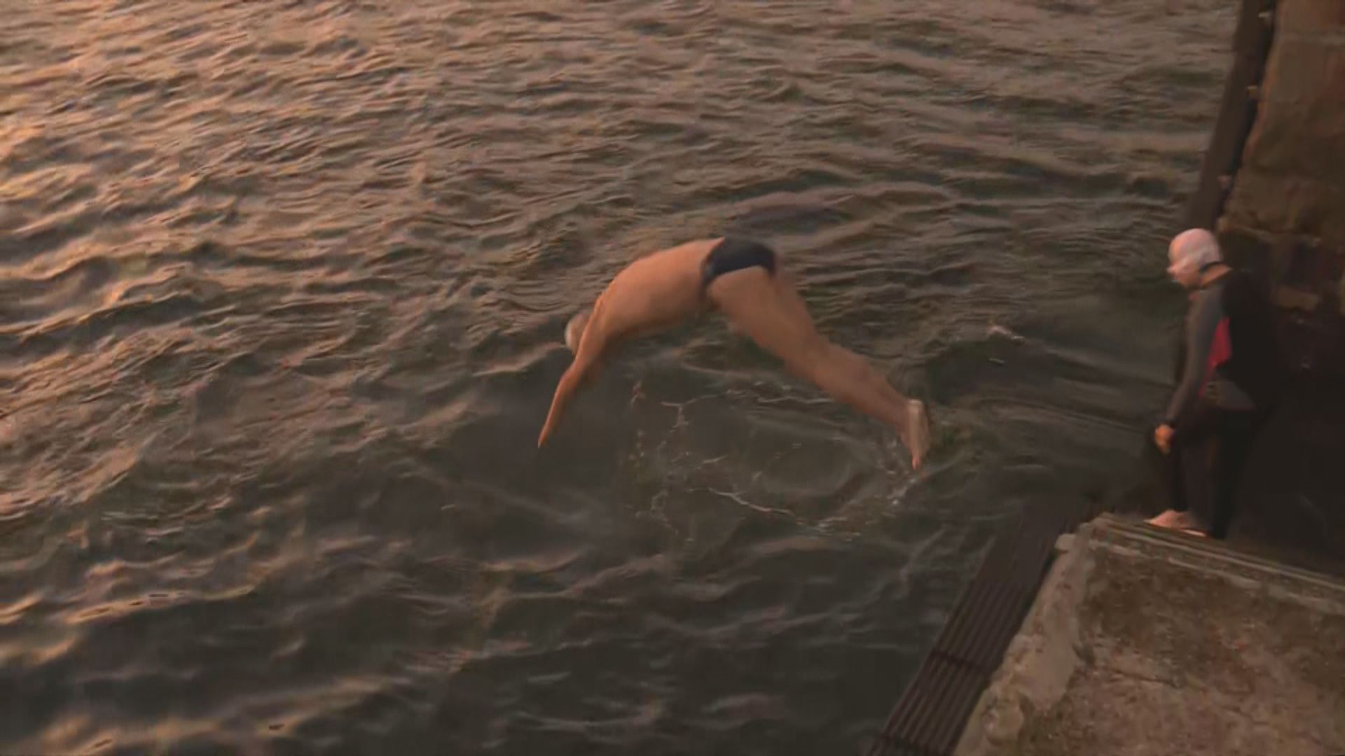 本港部分地區氣溫急跌至個位數　有泳客如常游早水