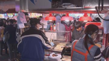 天氣寒冷 廟街夜市人頭湧湧