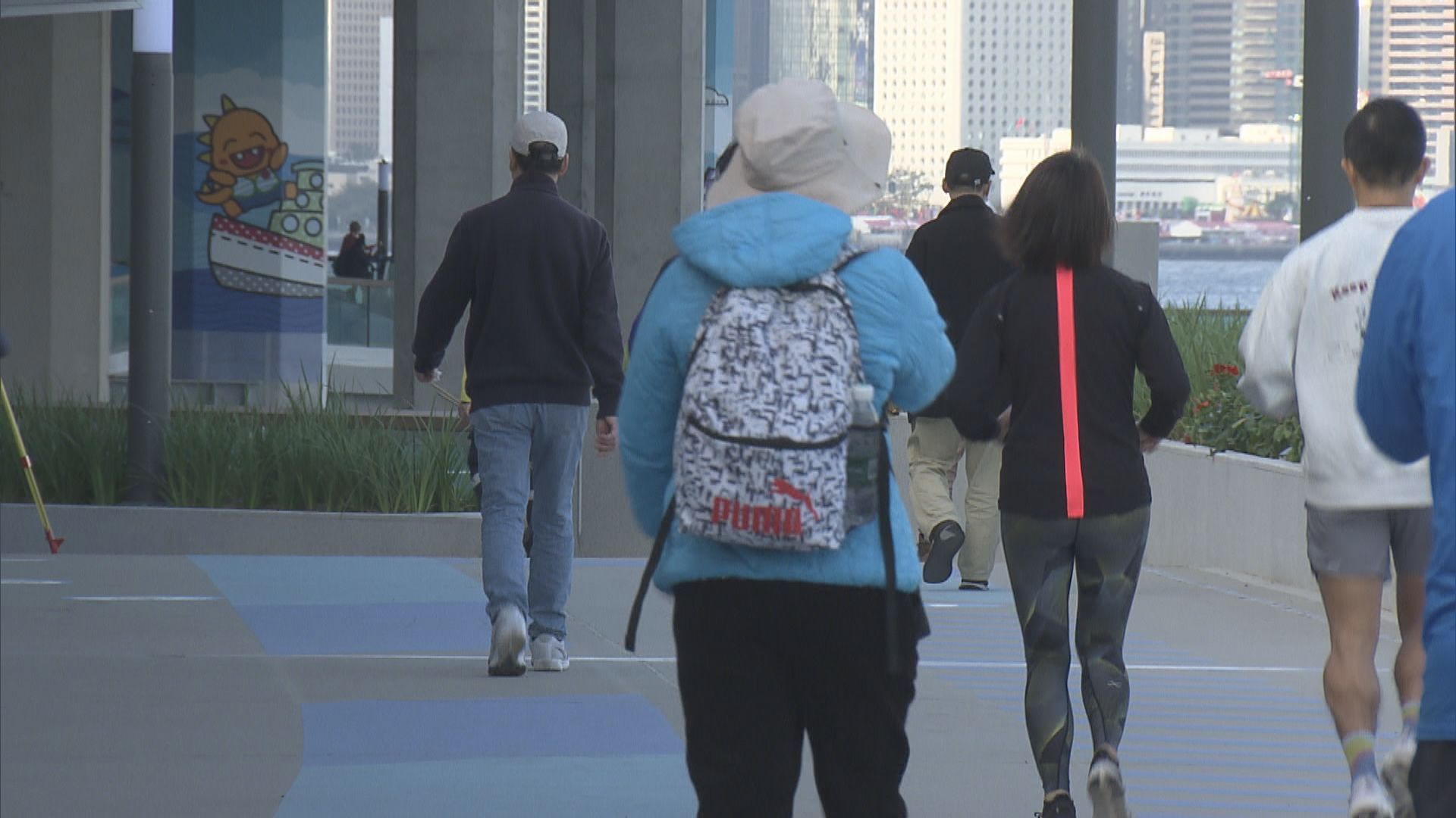 寒流襲港周日最低10度　馬拉松跑手做足禦寒準備