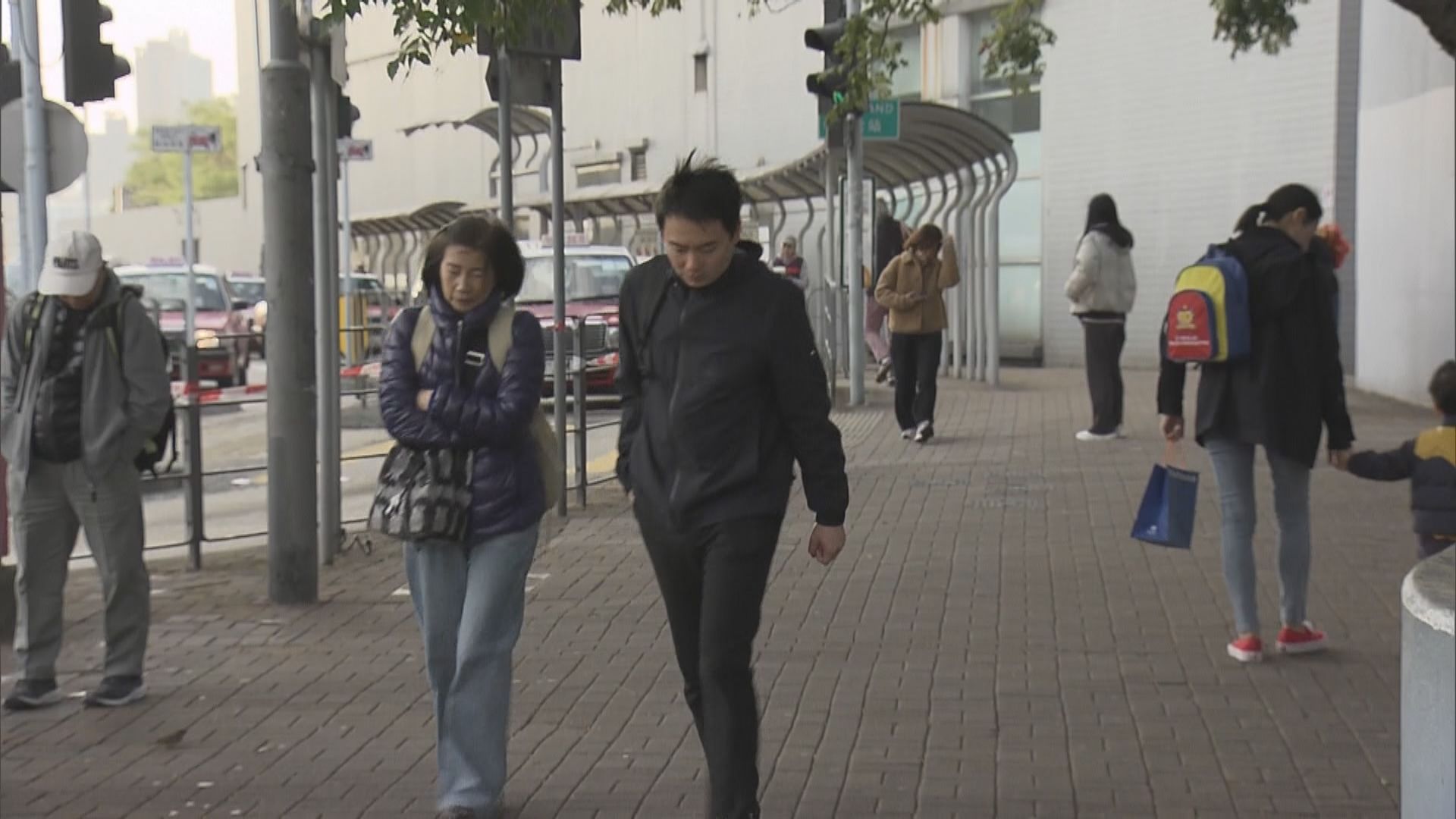 市區氣溫普遍降至約12度　市民穿厚外套禦寒　天文台料未來一兩日持續寒冷