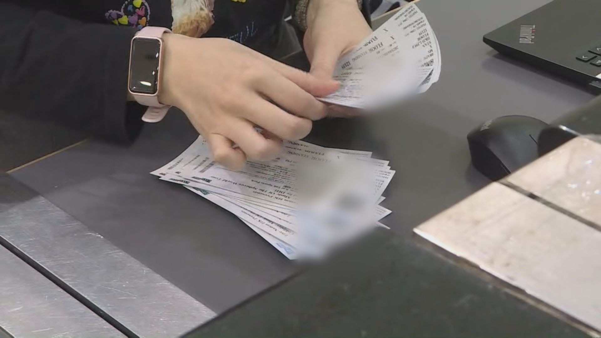 Coldplay印錯飛｜樂迷稱內地早改用電子票　日後或不敢赴港看演唱會