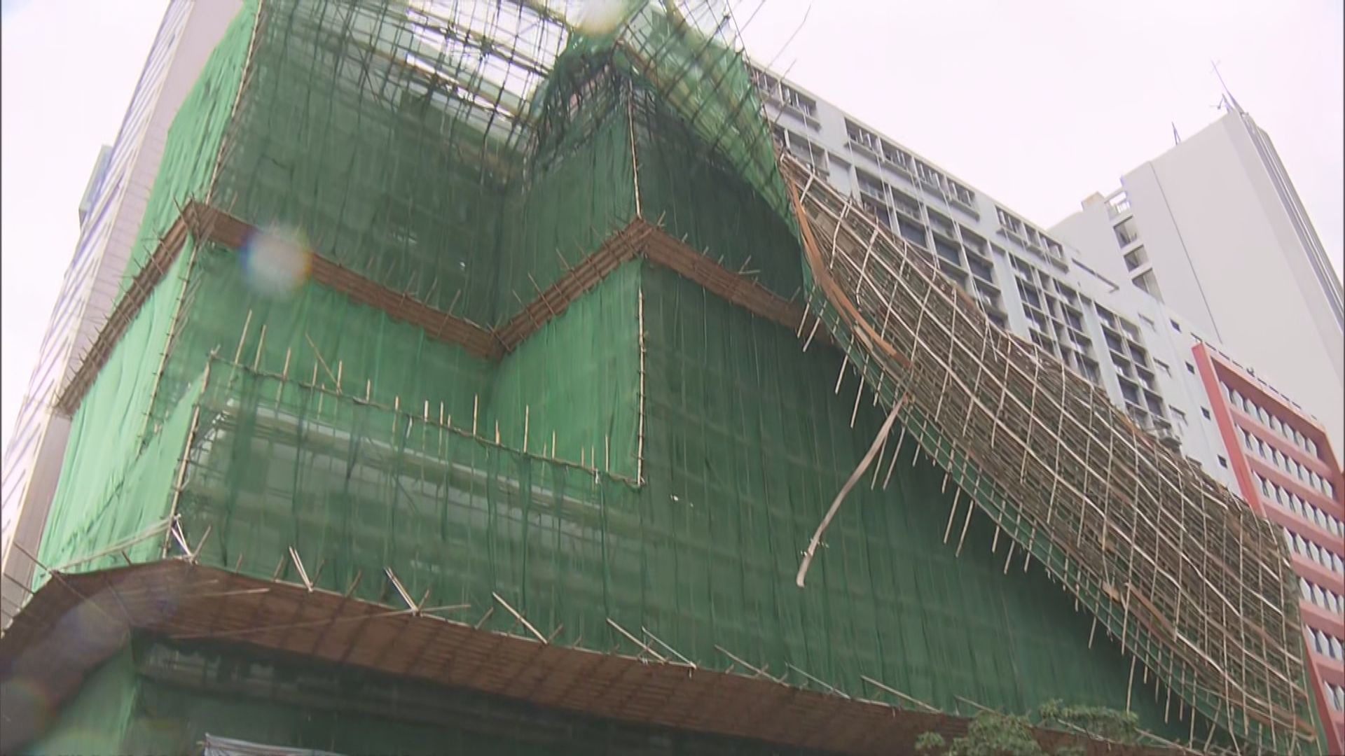 長沙灣大廈外牆棚架遇陣風倒塌無人傷