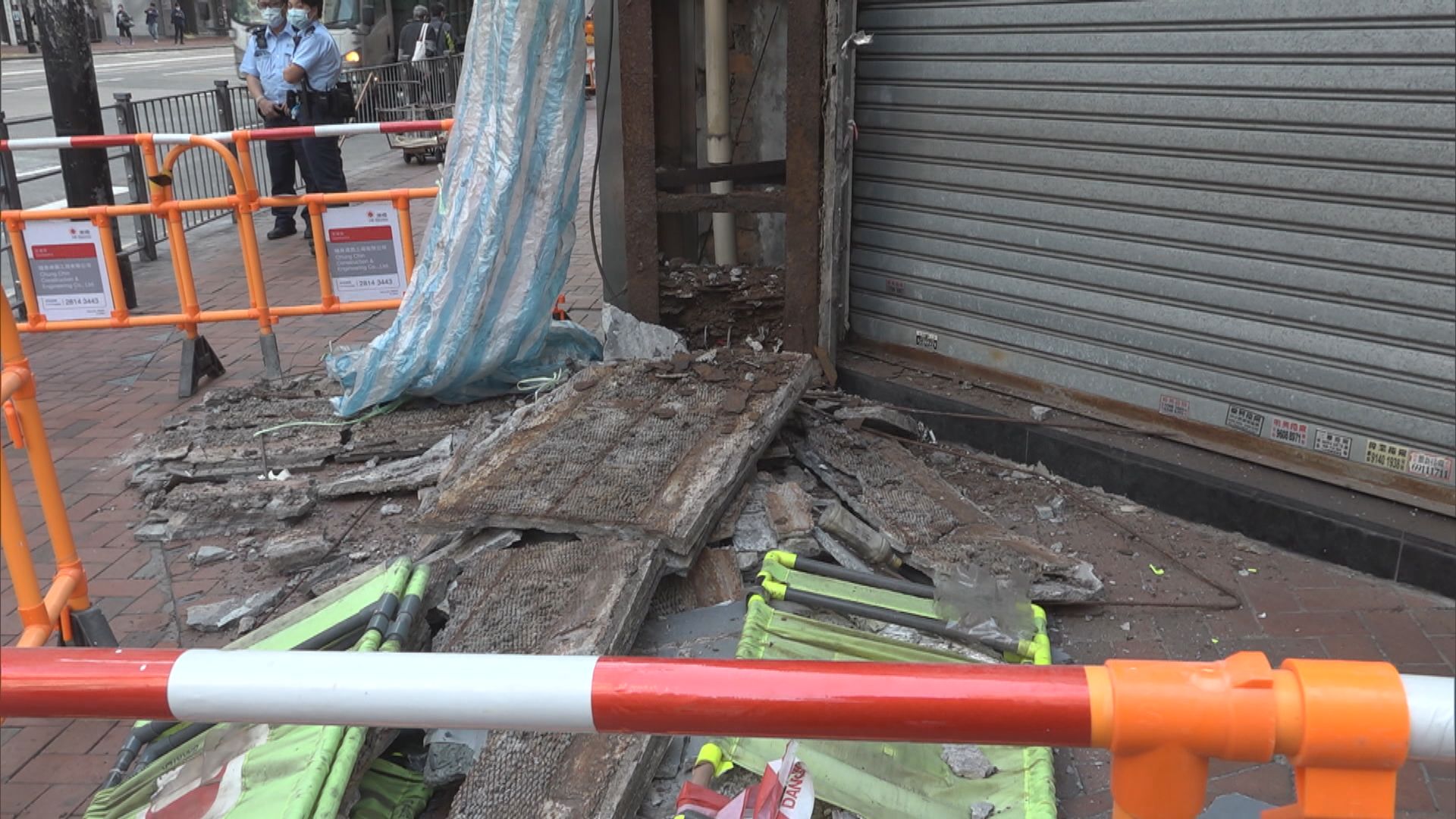 北角新時代廣場外裝飾磚牆倒塌　無人傷