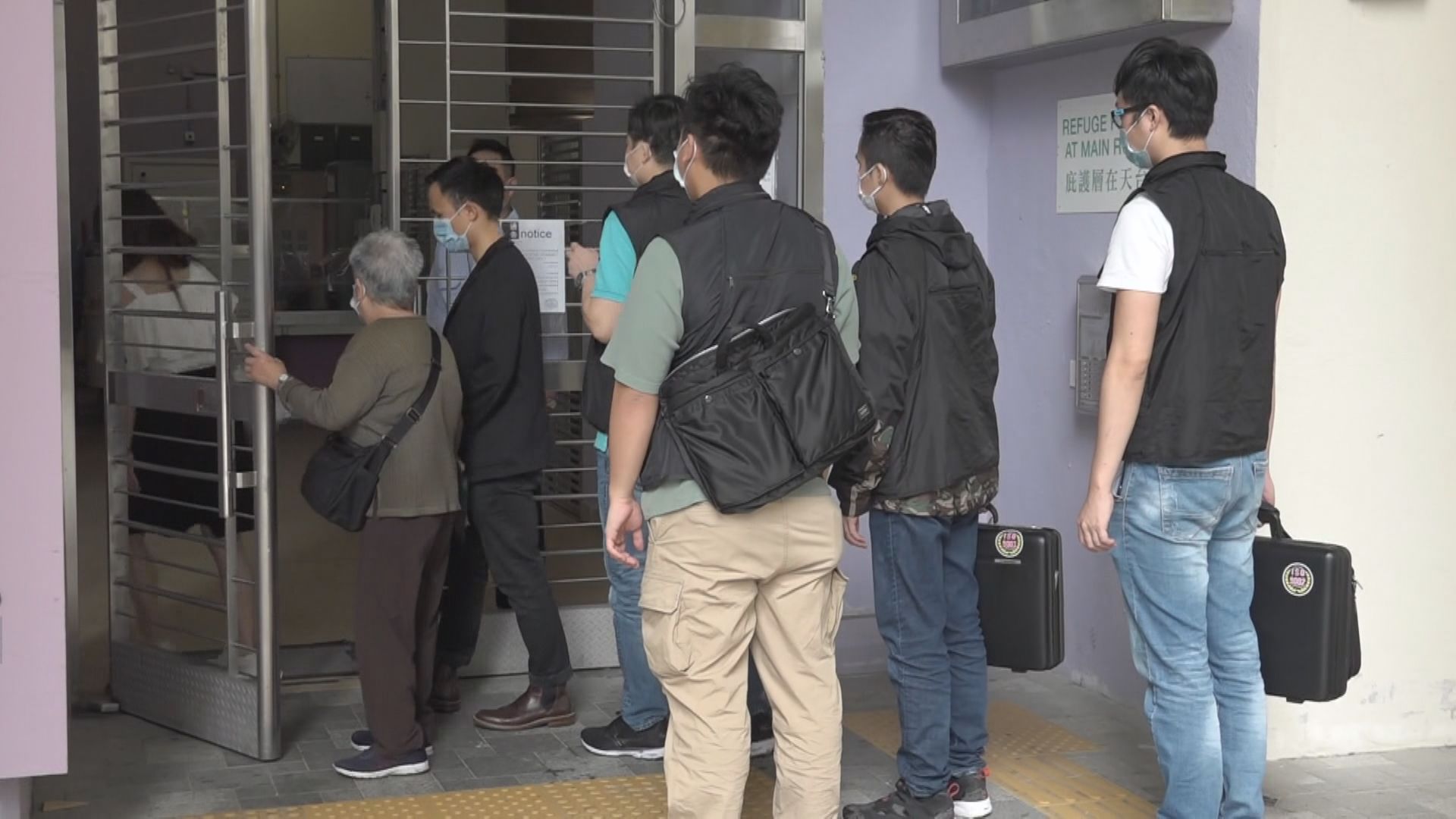 蘇屋邨一母親與一對子女昏迷屋內