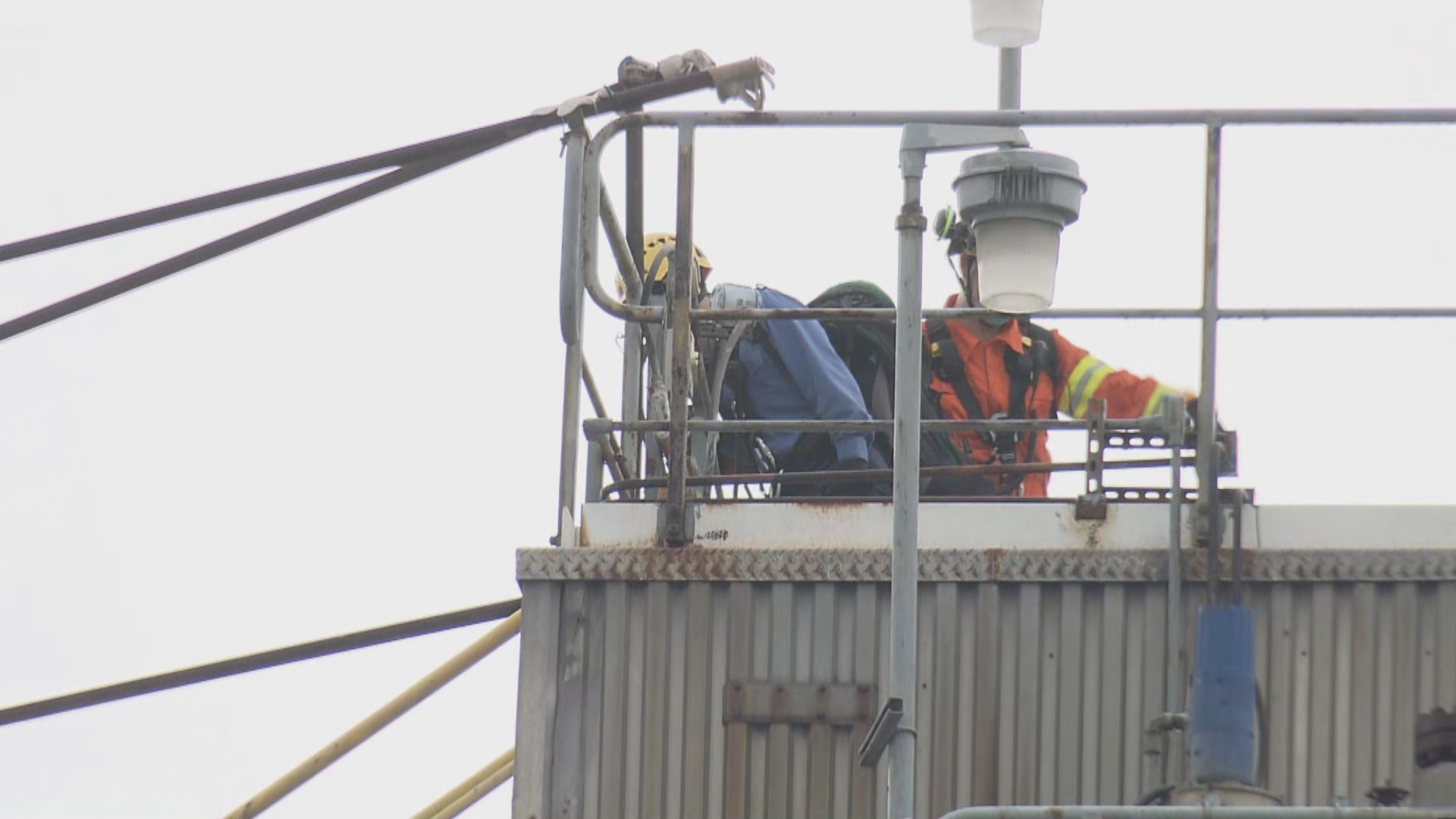 消防處派出近百名人員處理青衣金屬支架倒塌事件