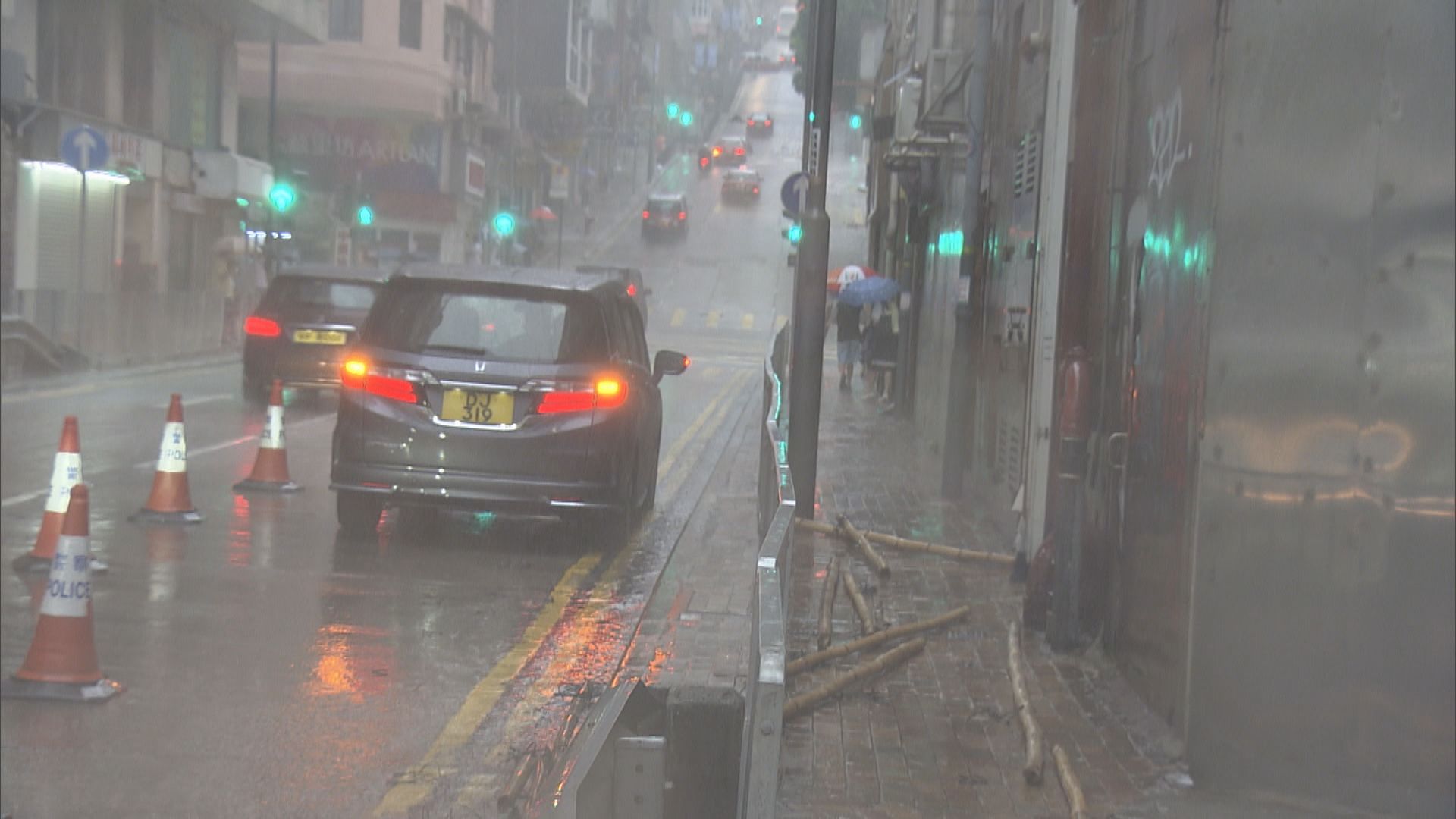 黃雨下西營盤有私家車被墮下竹枝擊中　無人傷