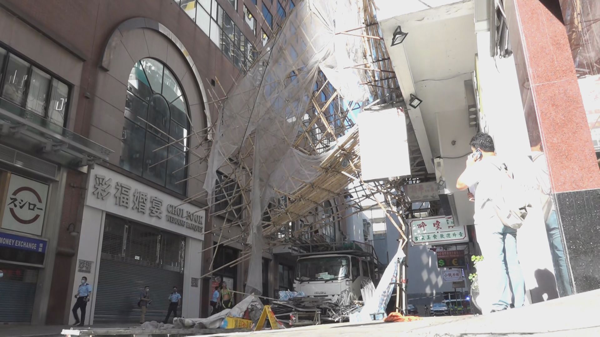 油麻地有大廈棚架倒塌　無人受傷