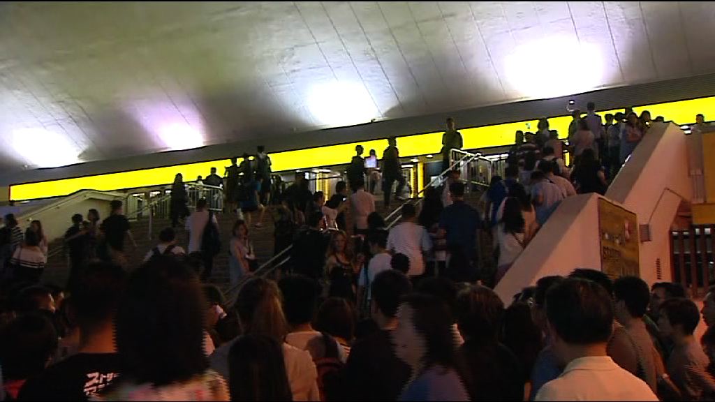 紅館工作台倒塌　林敏驄演唱會受阻