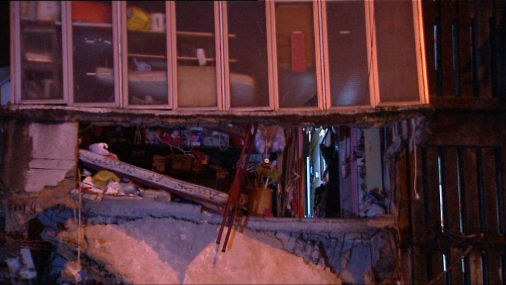 紅磡唐樓石屎簷篷倒塌　住客指牆身有裂痕