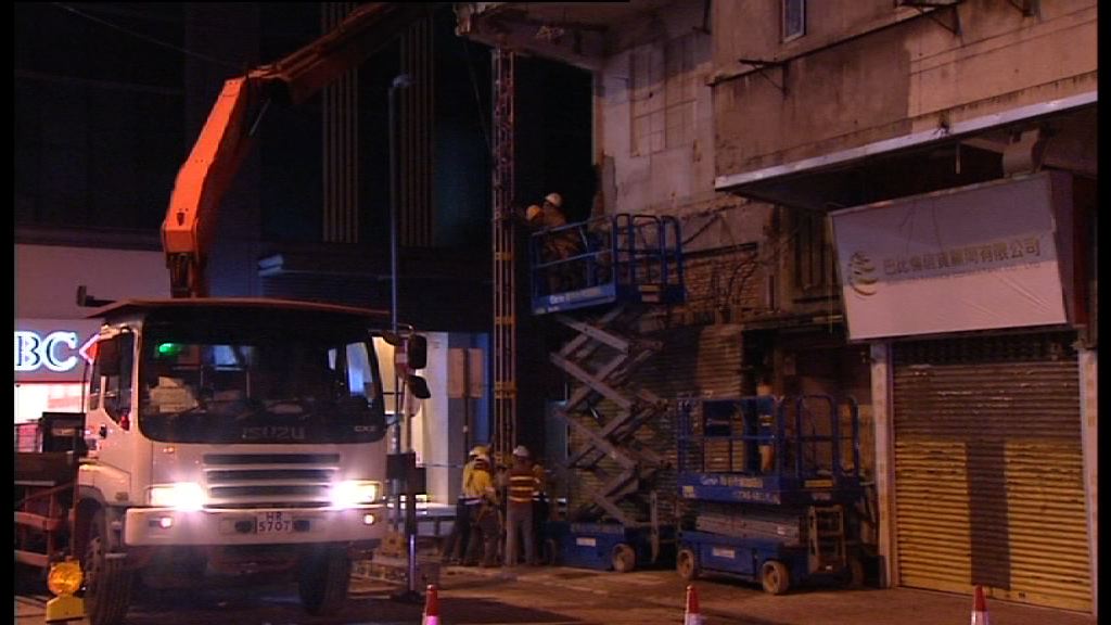 紅磡唐樓露台倒塌晚上進行加固