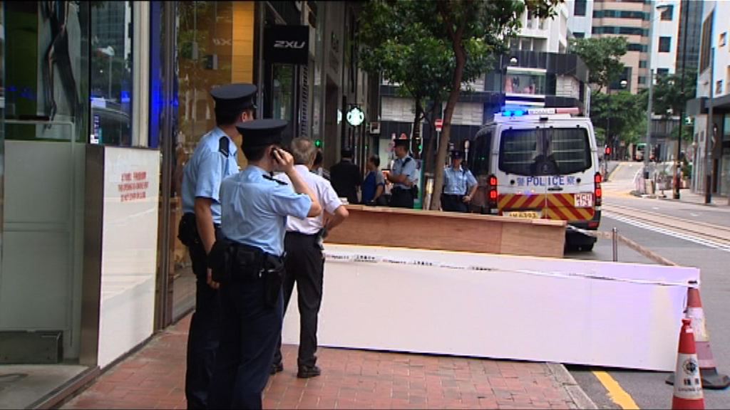 灣仔禮頓中心圍板倒塌釀兩傷