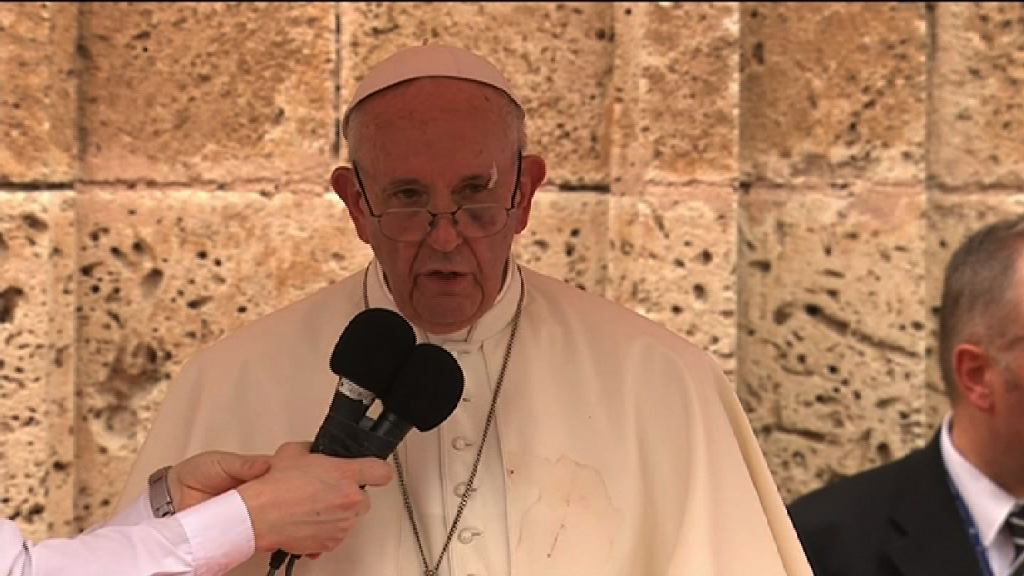 座駕急煞　教宗方濟各撞傷左臉