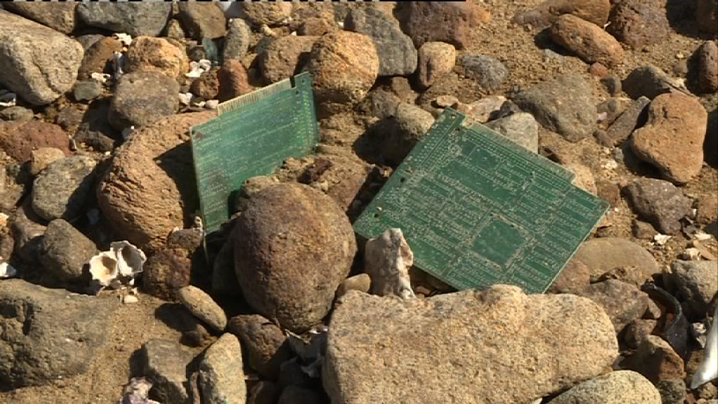 汀角海岸發現上千塊廢棄電路板