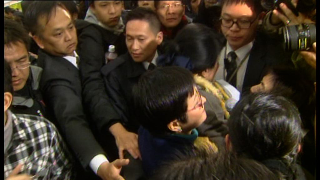 黃碧雲遭反對草案人士包圍