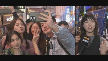 入夜後遊客到蘭桂坊感受跨年氣氛