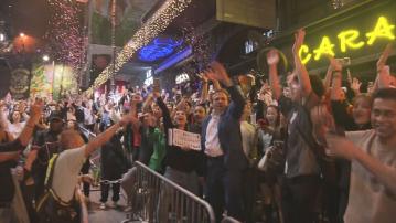 遊客到蘭桂坊感受跨年氣氛