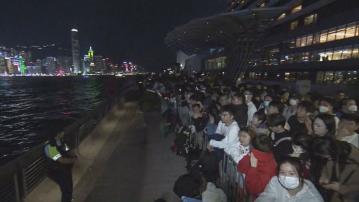 大批市民到尖沙咀海旁準備觀賞煙花