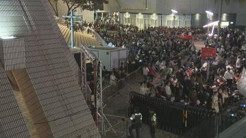 大批市民到尖沙咀海傍準備觀賞煙花