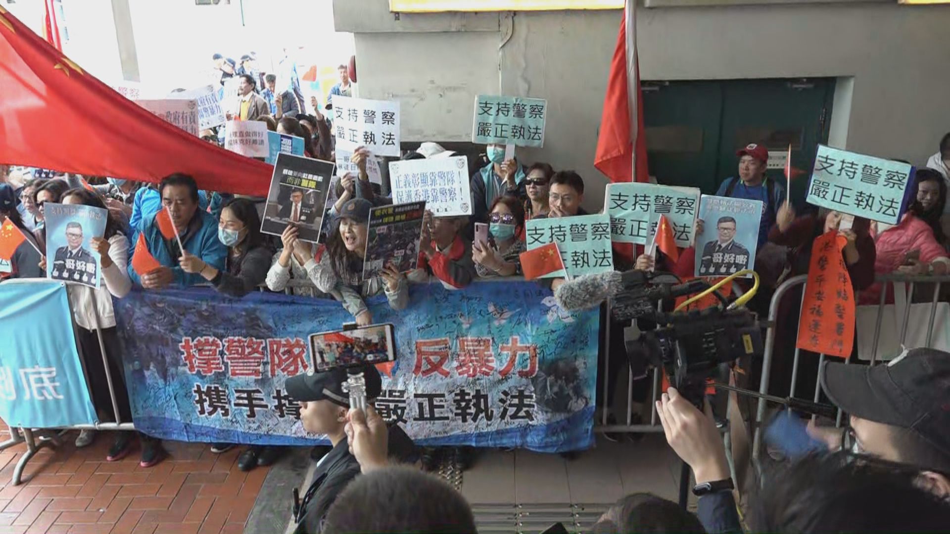 鄧炳強出席荃灣區議會　支持和不滿警方人士場外起爭執