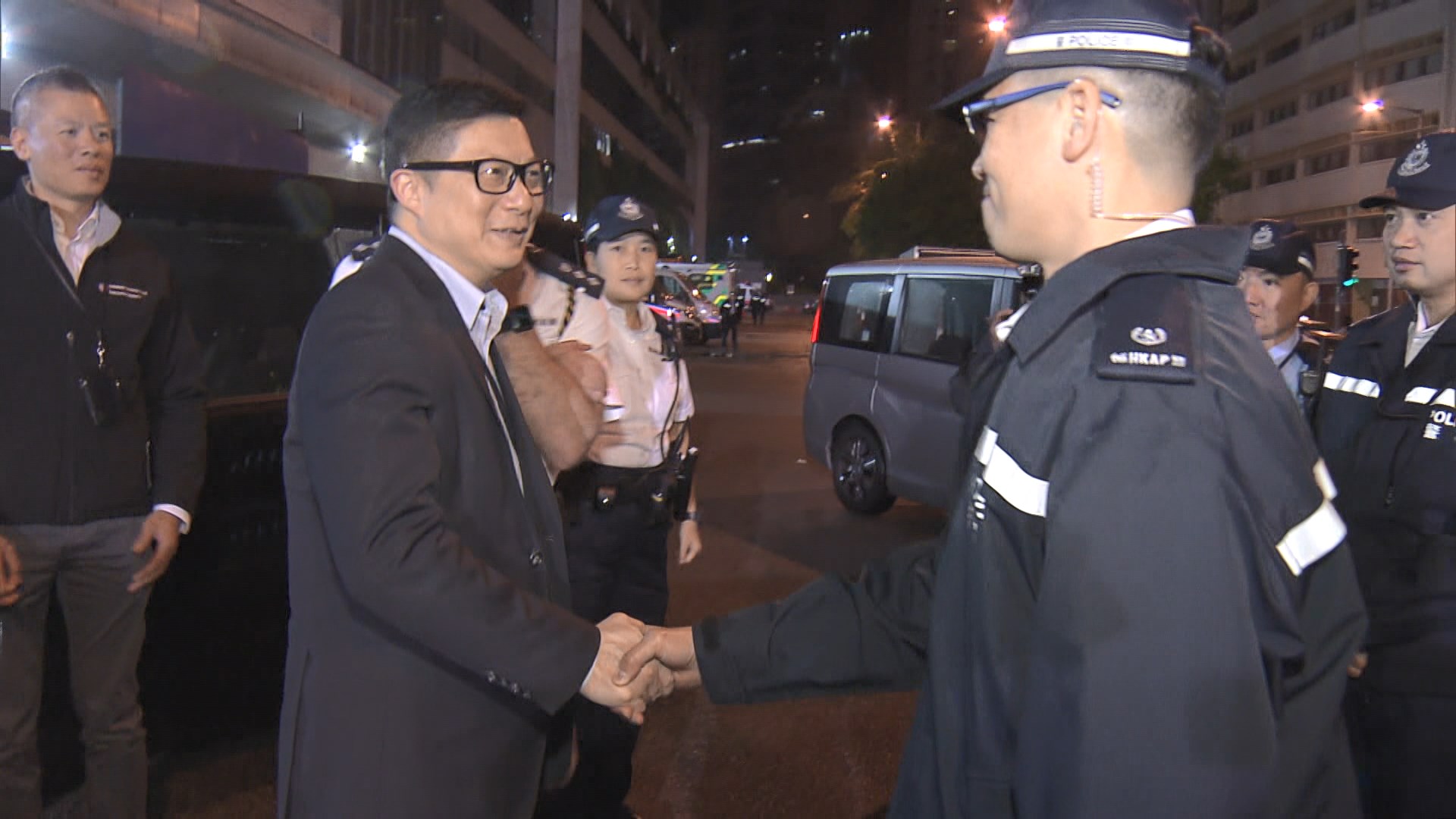 鄧炳強先後到花墟與維園視察及慰問前線同僚