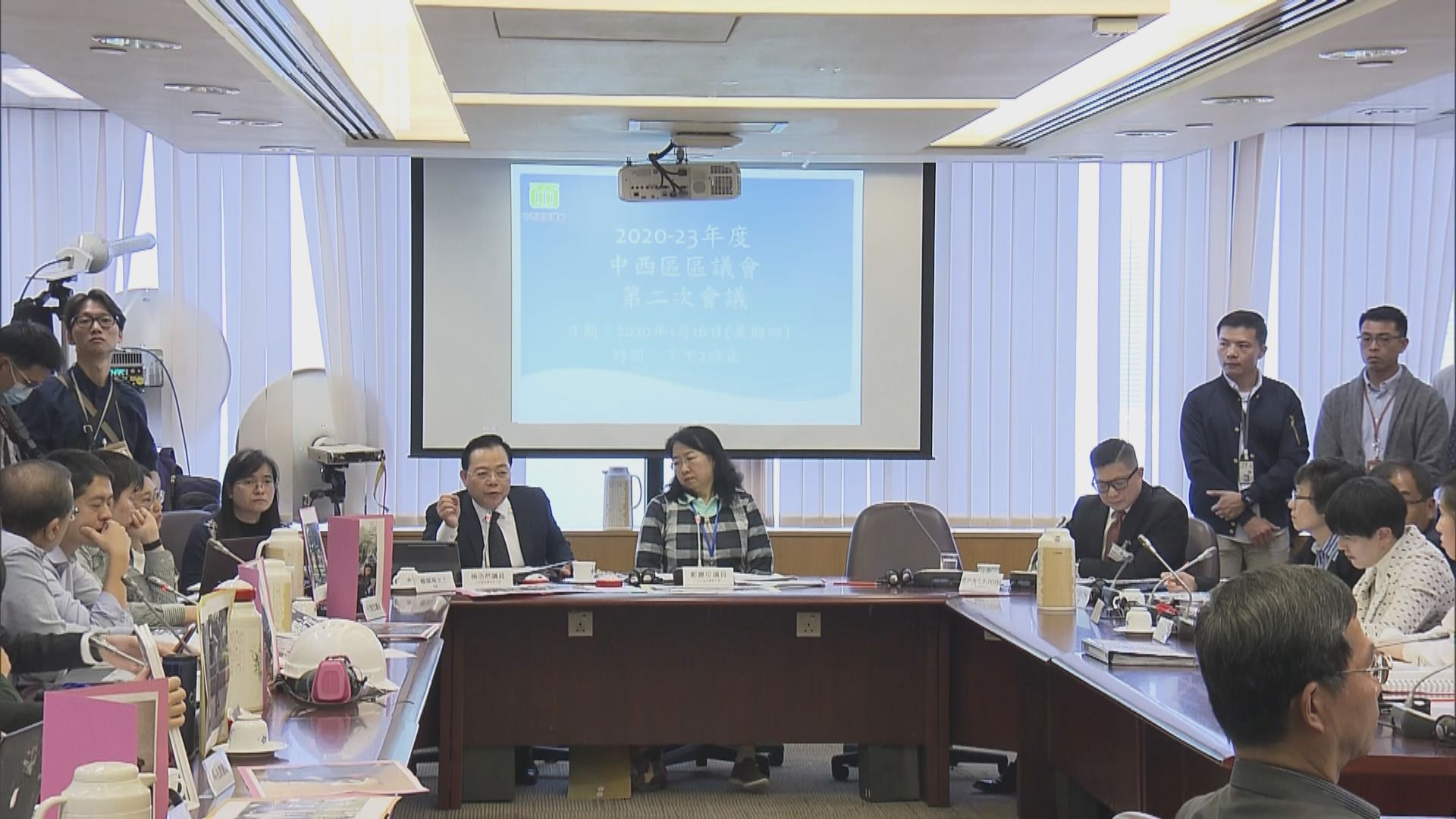 張建宗指民政專員離席區議會因有議案越權