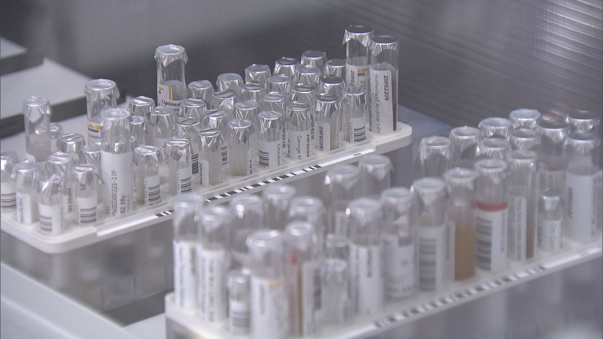 十名上周滯留機場迪拜旅客　有一人出現病徵並送院治理