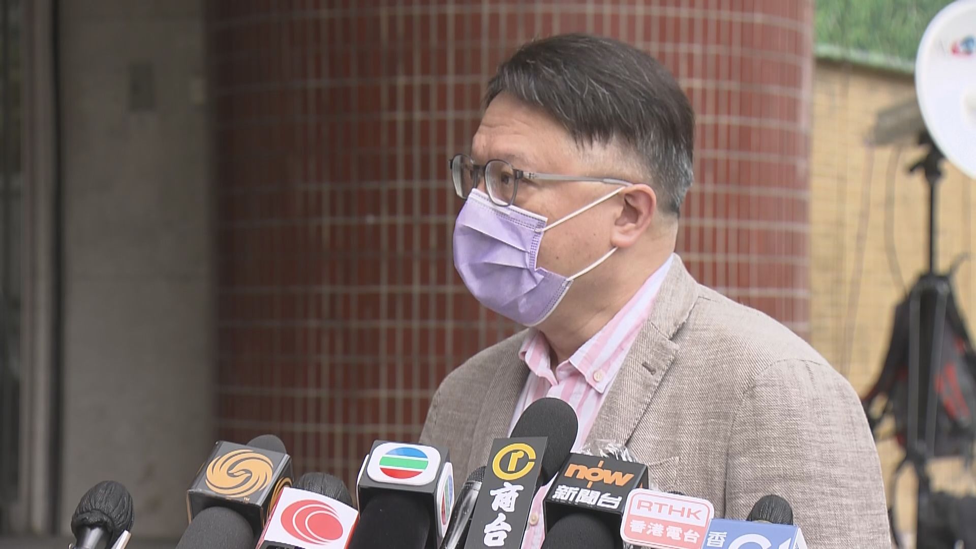 許樹昌：政府正研究放寬接種兩劑疫苗抵港人士檢疫安排