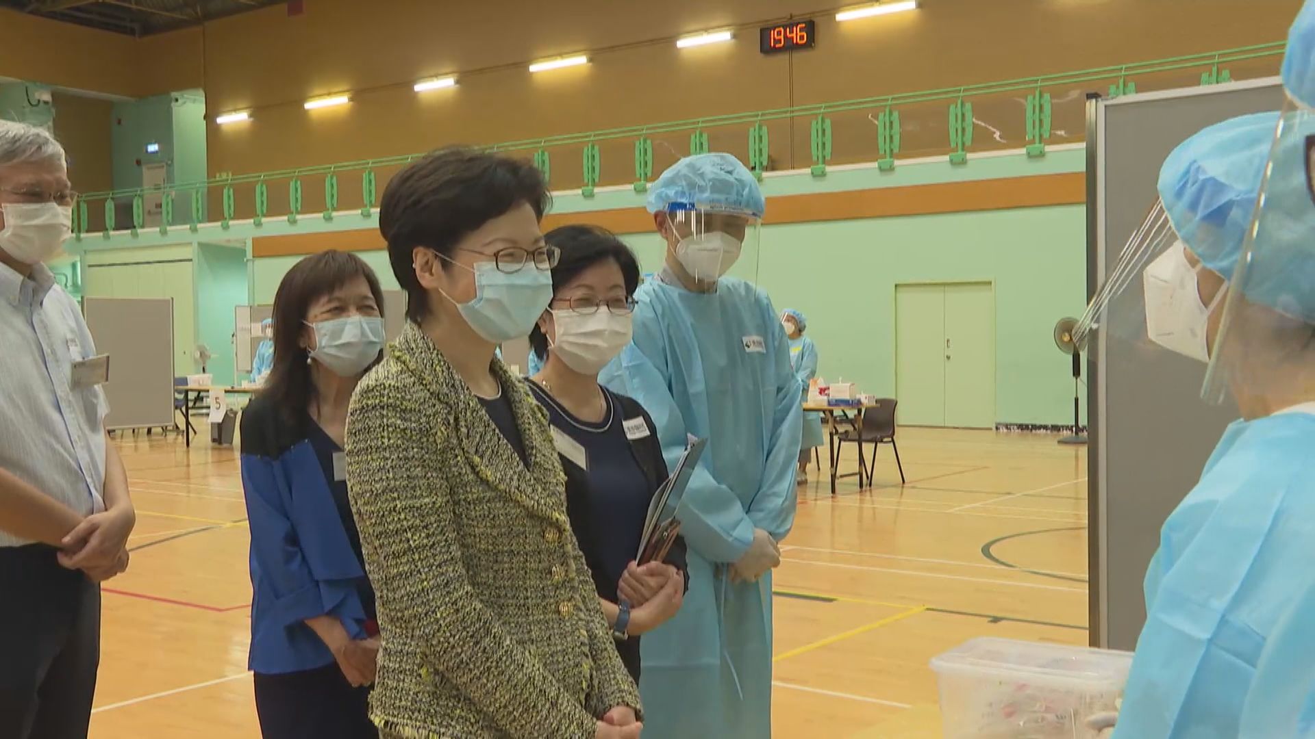 林鄭月娥到土瓜灣體育館檢測中心視察