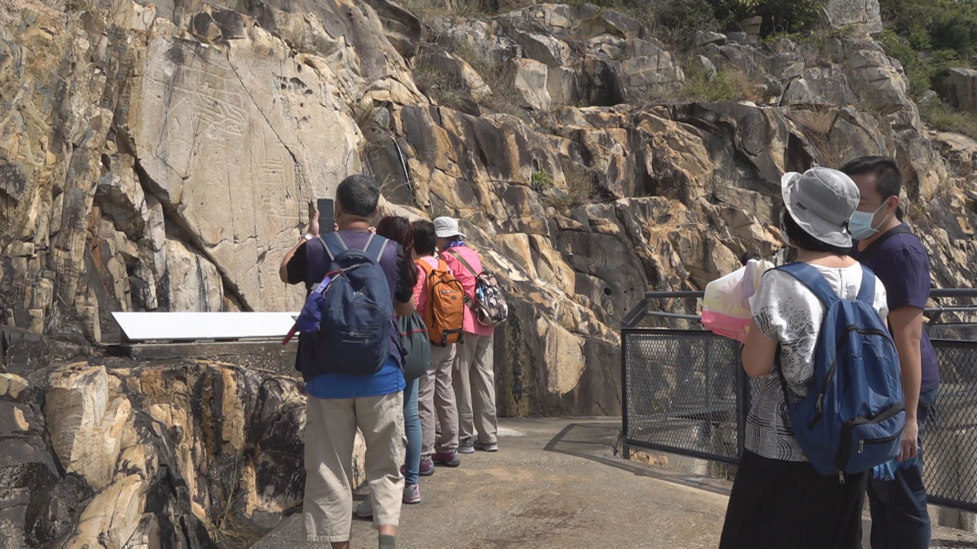 邱騰華︰要本地遊旅客完成接種疫苗或提供陰性檢測證明未必可行