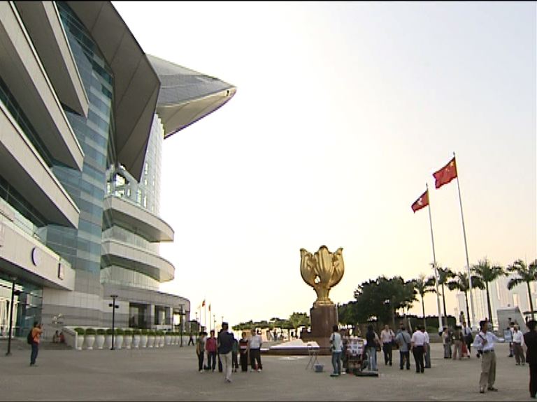 蘇錦樑：近兩月訪港旅客跌幅顯著