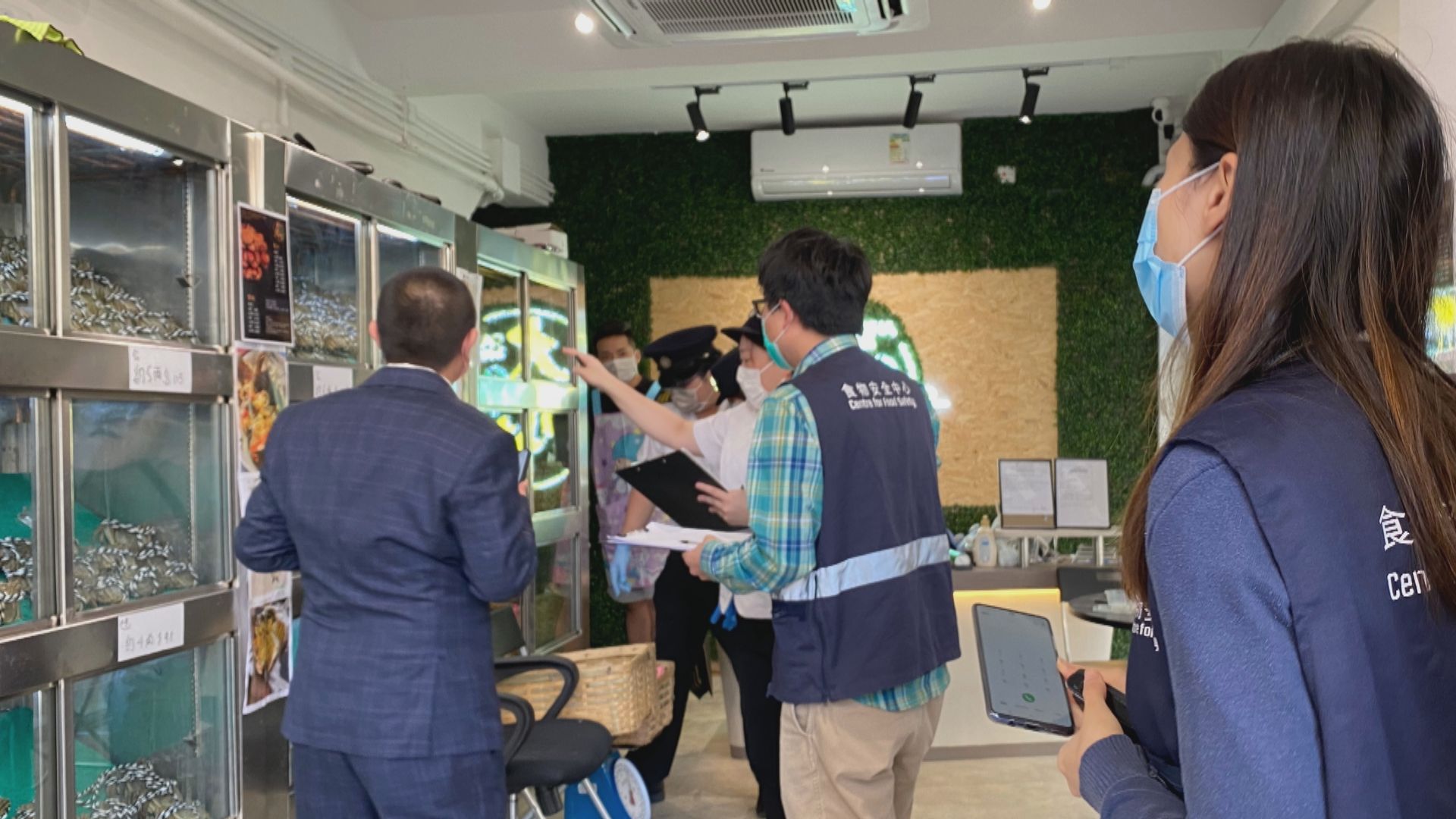 食環署突擊巡查多個大閘蟹銷售處所