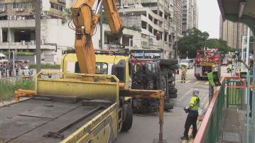 屯門鳴琴路私家車與消防車相撞　消防車翻側　7人受傷